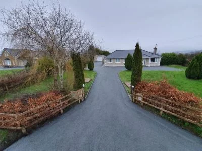 Silver chip and tar driveway near Bantry